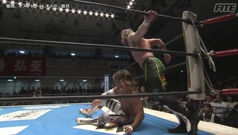 NJPW Hiroshi Tanahashi goes for some serious offence against Kenny Omega NJPW Hiroshi Tanahashi goes for some serious offence against Kenny Omega